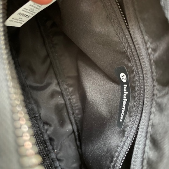 Lululemon Everywhere Crossbody Large 3L w/Metal Hardware EUC - Picture 5 of 8